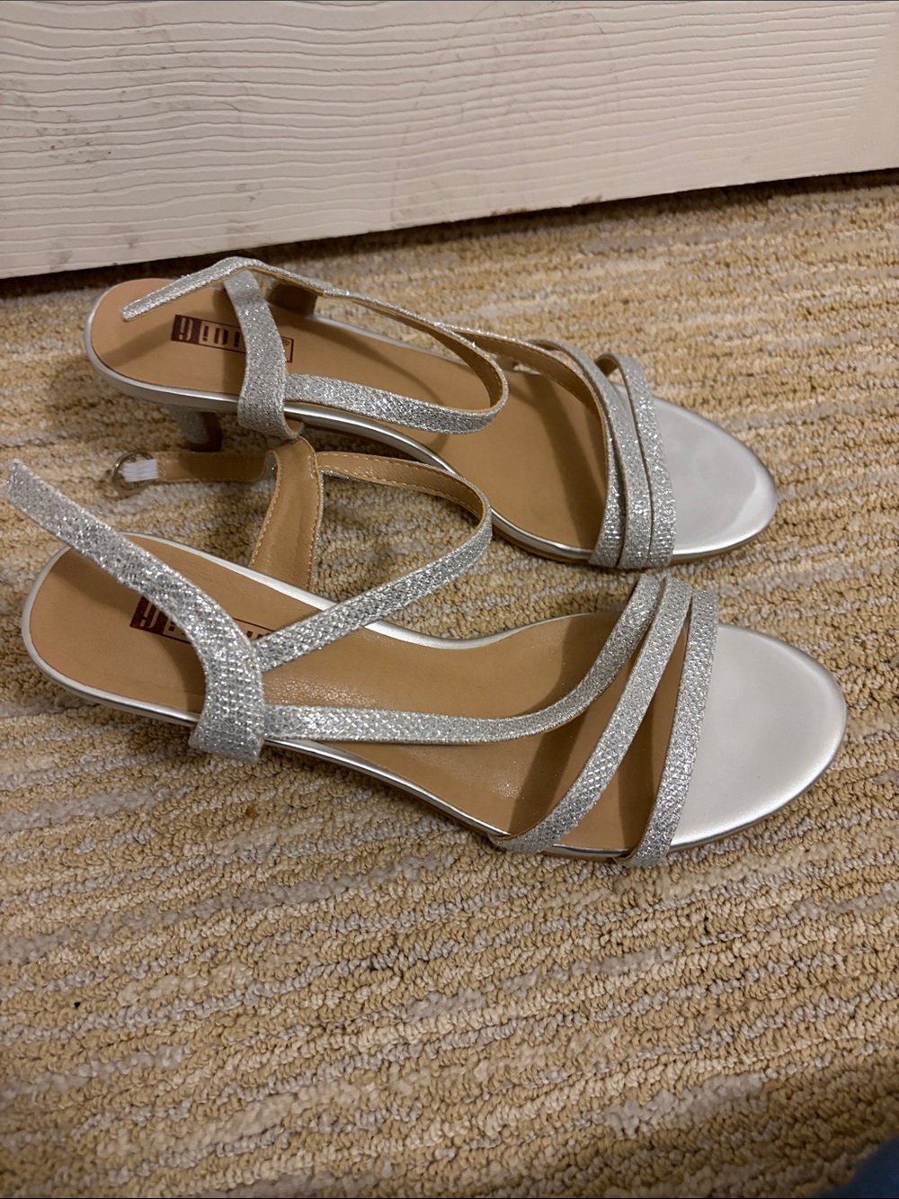 Idifu Women's Silver Glitter Strappy Sandal Sz 8.5